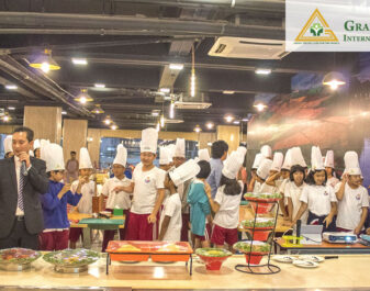 Grand Hantha International Hospital သို့ YIS ကျောင်းသားကျောင်းသူများ၏ လေ့လာရေး မှတ်တမ်းဓာတ်ပုံများ