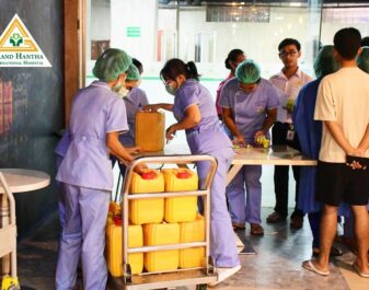 သီတင်းကျွတ်အမှတ်တရ ဝန်ထမ်းများအားလုံးအား စားသုံးဆီများဝေငှ